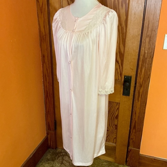 Vintage 60s feminine lace trimmed robe - Picture 9 of 11